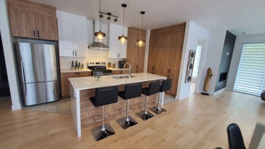 Intérieur d&#039;un condo avec vue de la cuisine