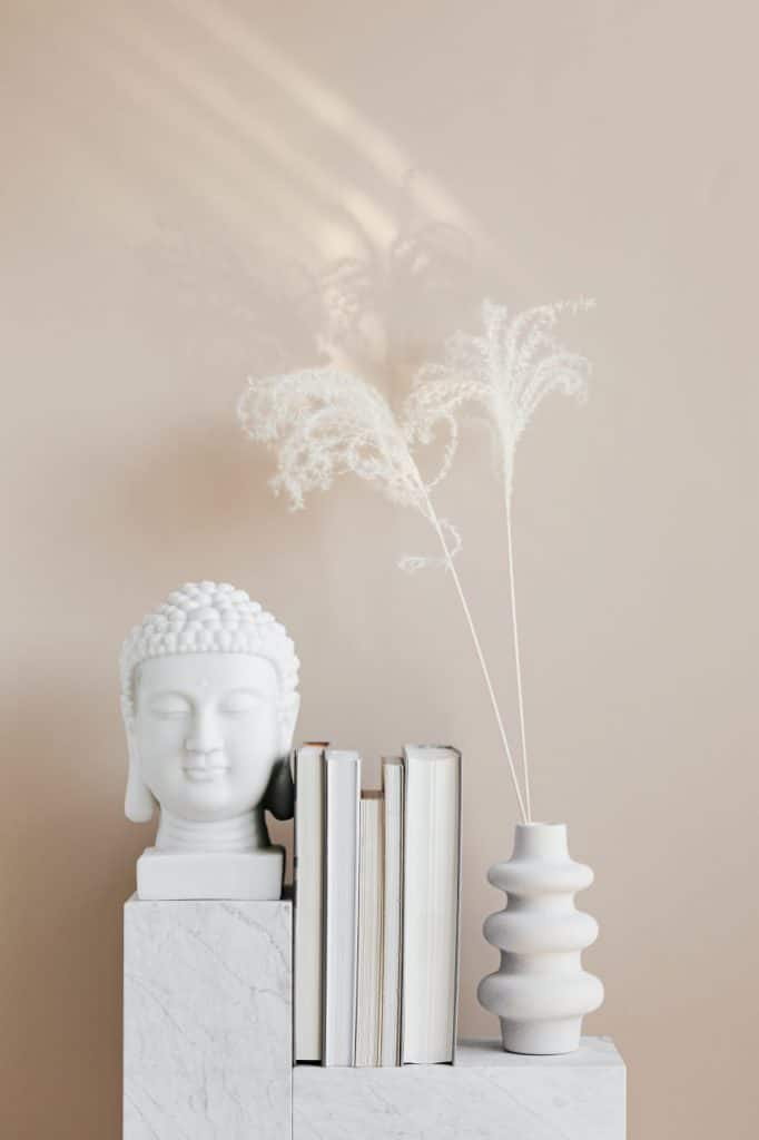 Décorations blanches zen sur mur beige