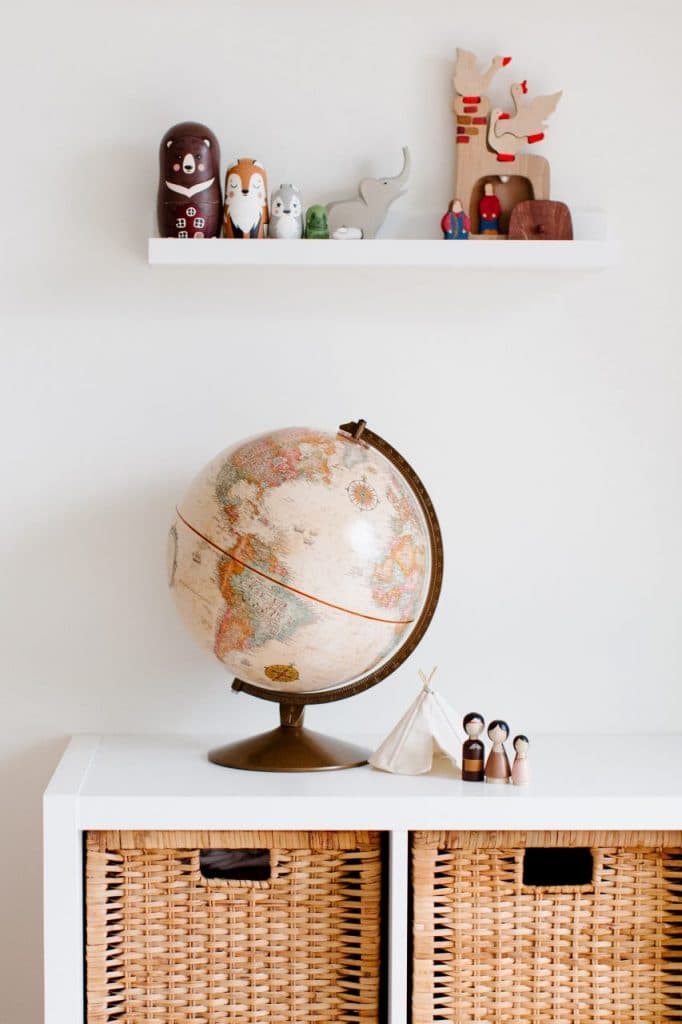 Globe terrestre sur un bureau dans une chambre d'enfant